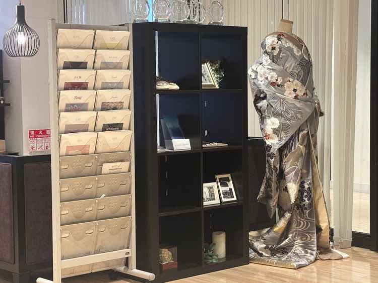 結婚式の打ち合わせをする部屋には、和装の衣装や席札等の飾りがあり、ワクワクする空間になっています。