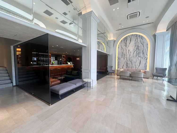 広々としたロビー。貸切のため何度でも戻ることができるところや、BARカウンターがとても魅力的でした。