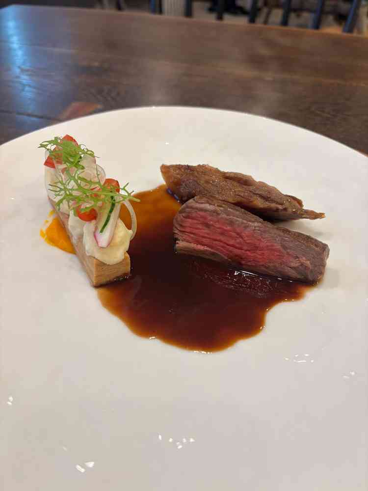 試食の食べ比べをさせていただきました。こちらはお肉のメニューで、美味しかったです!