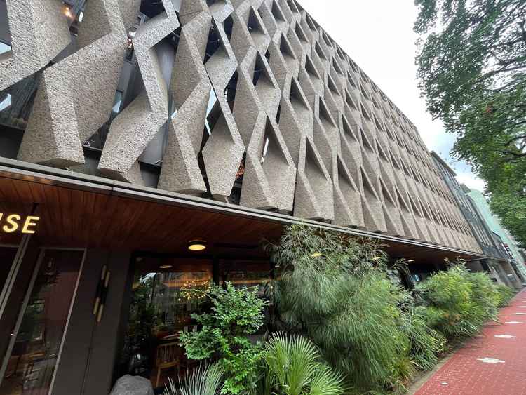 建物の建造物。実際に見てもオシャレだっただけでなく、石造りと聞いて驚いた