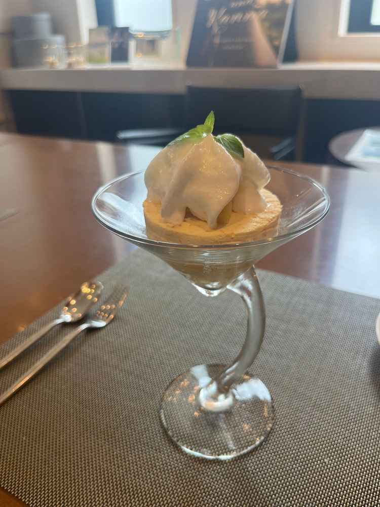 マンゴーのデザートは夏にピッタリでさっぱりした味わいでした。