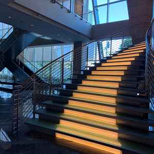 綺麗な高級感ある階段で、ここでファーストミートを行えるとのことです。