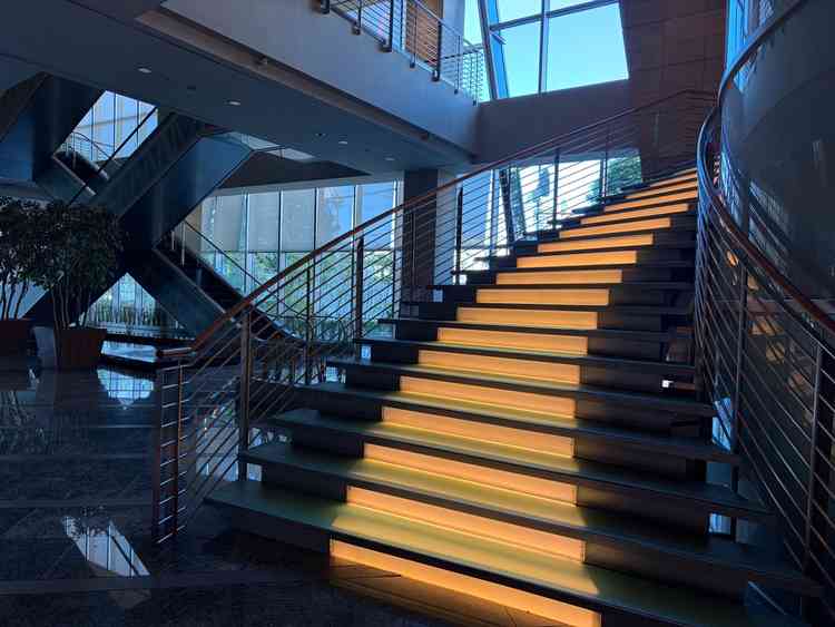 綺麗な高級感ある階段で、ここでファーストミートを行えるとのことです。