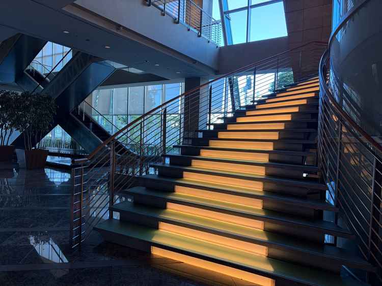 綺麗な高級感ある階段で、ここでファーストミートを行えるとのことです。