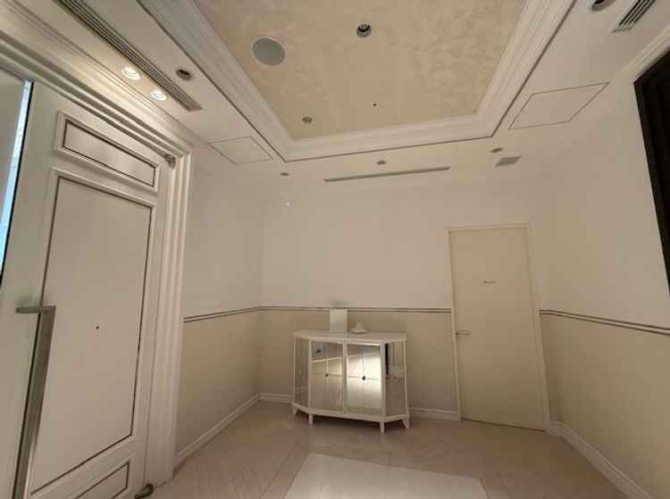 チャペル前の個室の雰囲気。プロジェクターで両親への感謝を伝えることができる。