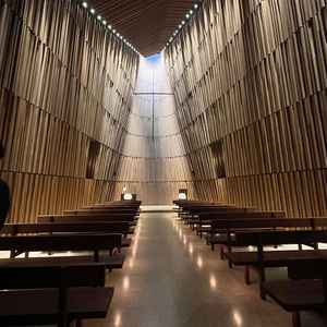 木漏れ日が入るような感じで天窓から光がさしていてとても綺麗でした。