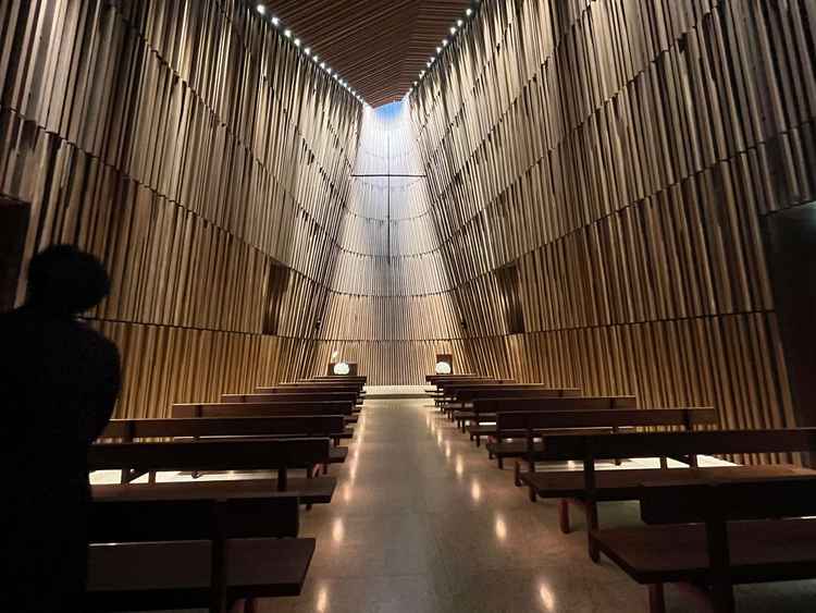 木漏れ日が入るような感じで天窓から光がさしていてとても綺麗でした。