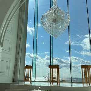 青空とシャンデリア、反射する白い床が特徴的なチャペル。音の響きもいいが、ややまぶしい。