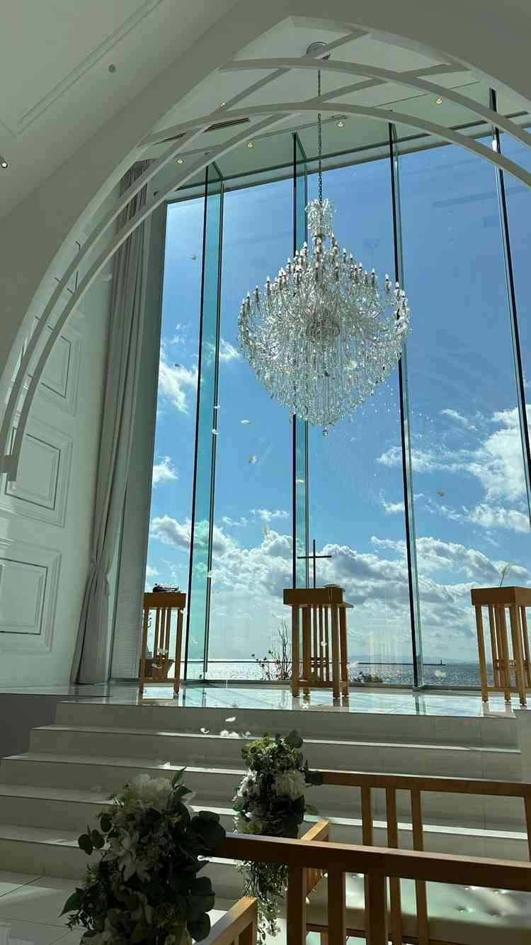 青空とシャンデリア、反射する白い床が特徴的なチャペル。音の響きもいいが、ややまぶしい。