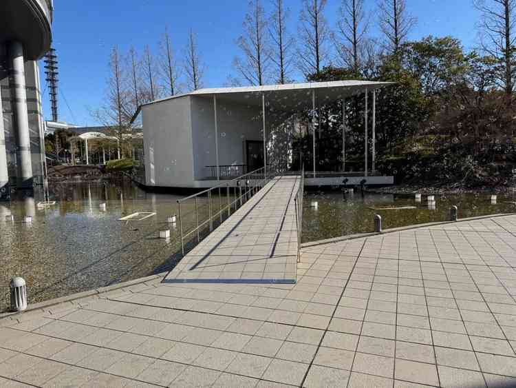 1つ目のチャペル外観。シャボン玉の演出を見せていただきました。