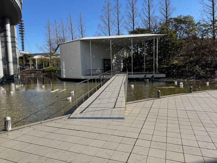 1つ目のチャペル外観。シャボン玉の演出を見せていただきました。