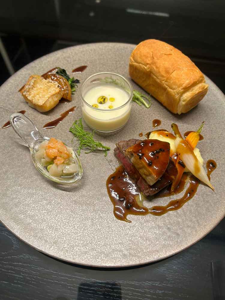 コース料理を少しずつ。パンがもっちりしていて美味しかった