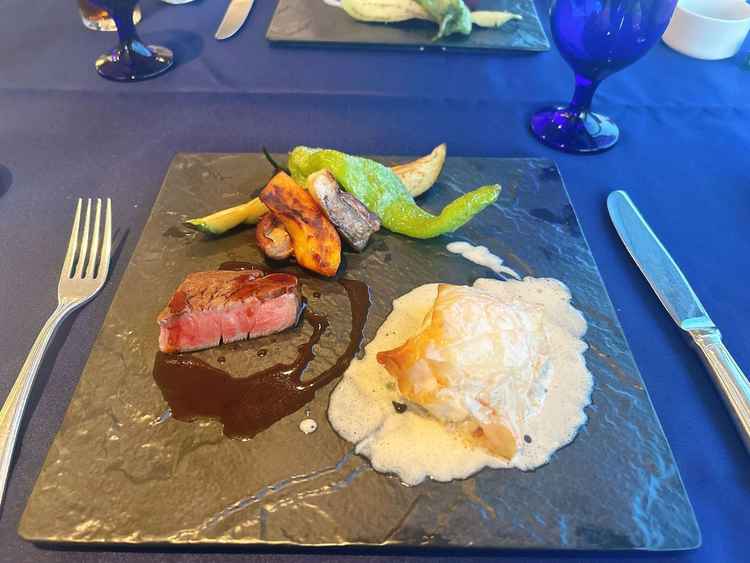 料理はどれも美味しかったです！お肉と野菜が特に美味しく、二人で感動していました。