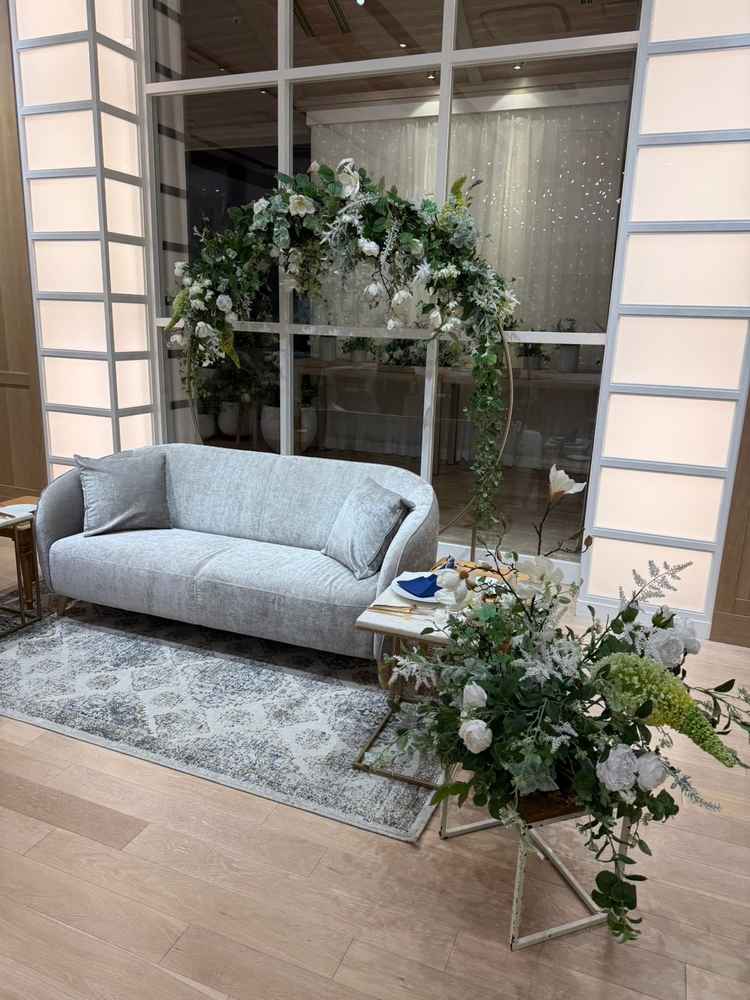各披露宴会場には室内ガーデンがある。高砂バックのグリーンも備え付け。装花が節約できそう🤭