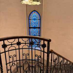 新郎新婦が式前に写真を撮ることができるようです。螺旋階段で素敵でした。