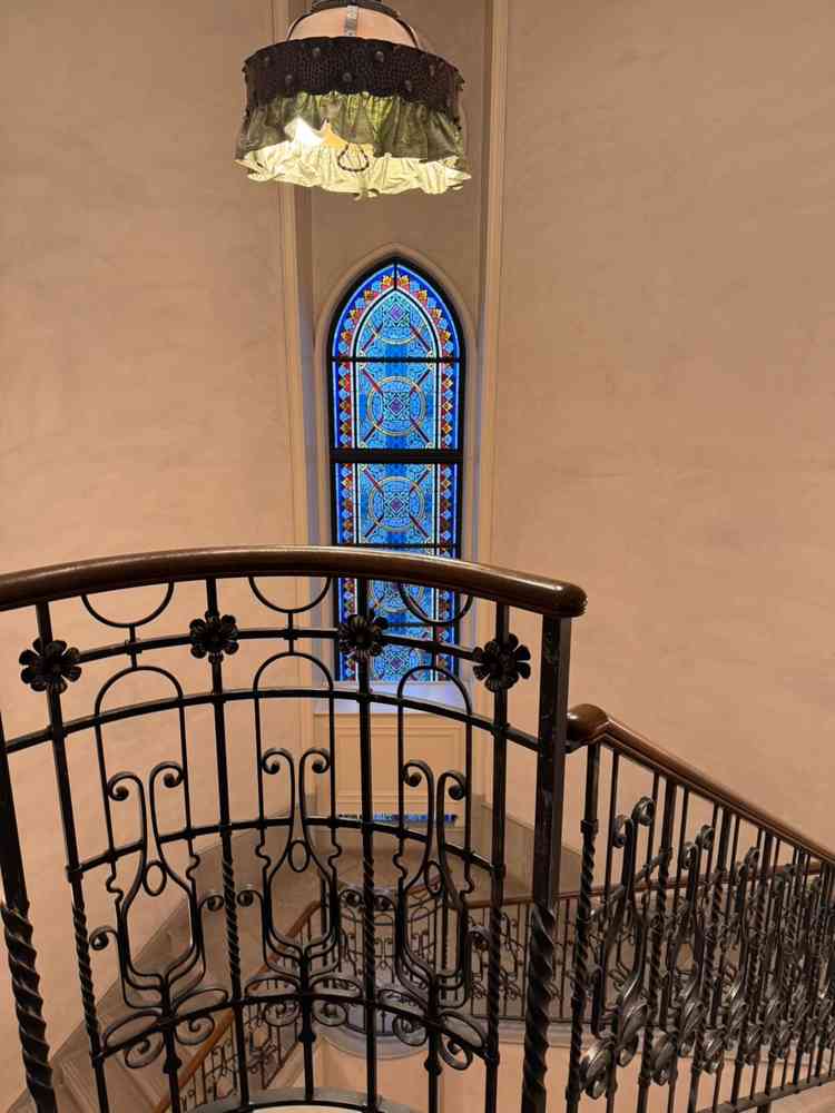 新郎新婦が式前に写真を撮ることができるようです。螺旋階段で素敵でした。