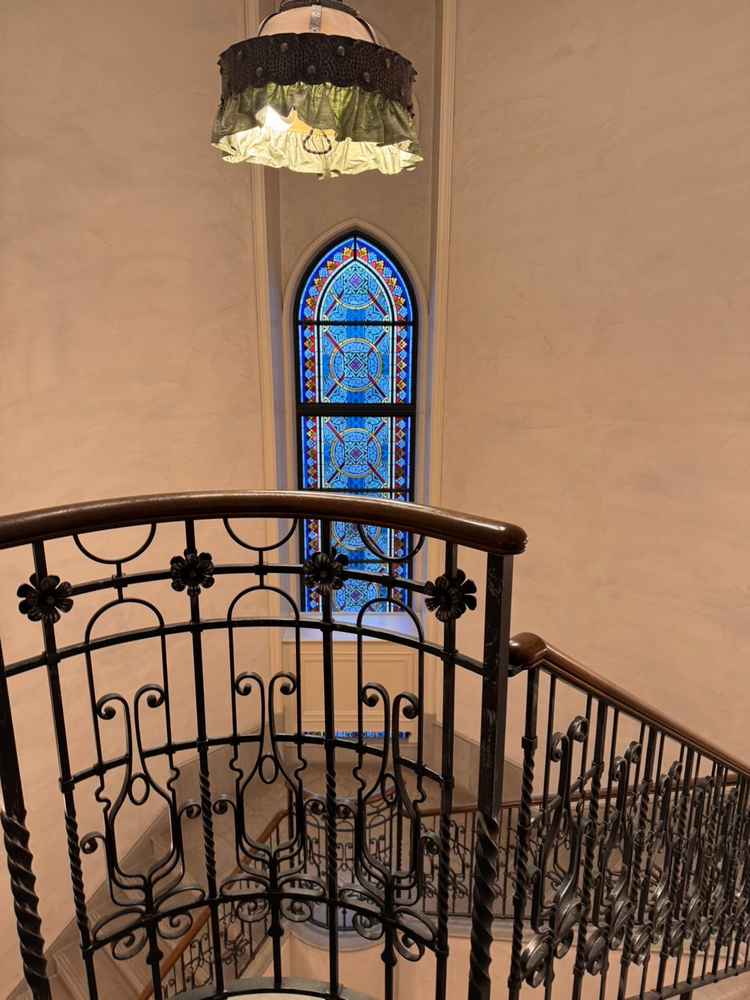 新郎新婦が式前に写真を撮ることができるようです。螺旋階段で素敵でした。