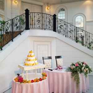 一番人気の披露宴会場にある階段。お色直しの後など階段上の扉から登場できる。