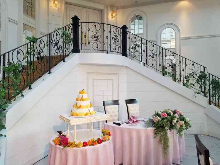 一番人気の披露宴会場にある階段。お色直しの後など階段上の扉から登場できる。