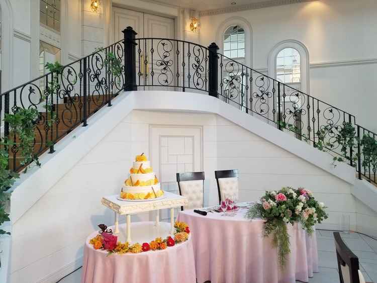 一番人気の披露宴会場にある階段。お色直しの後など階段上の扉から登場できる。