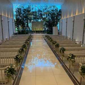 大理石や緑が綺麗なチャペルです