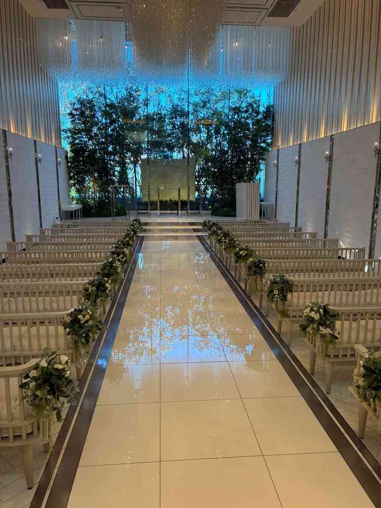 大理石や緑が綺麗なチャペルです