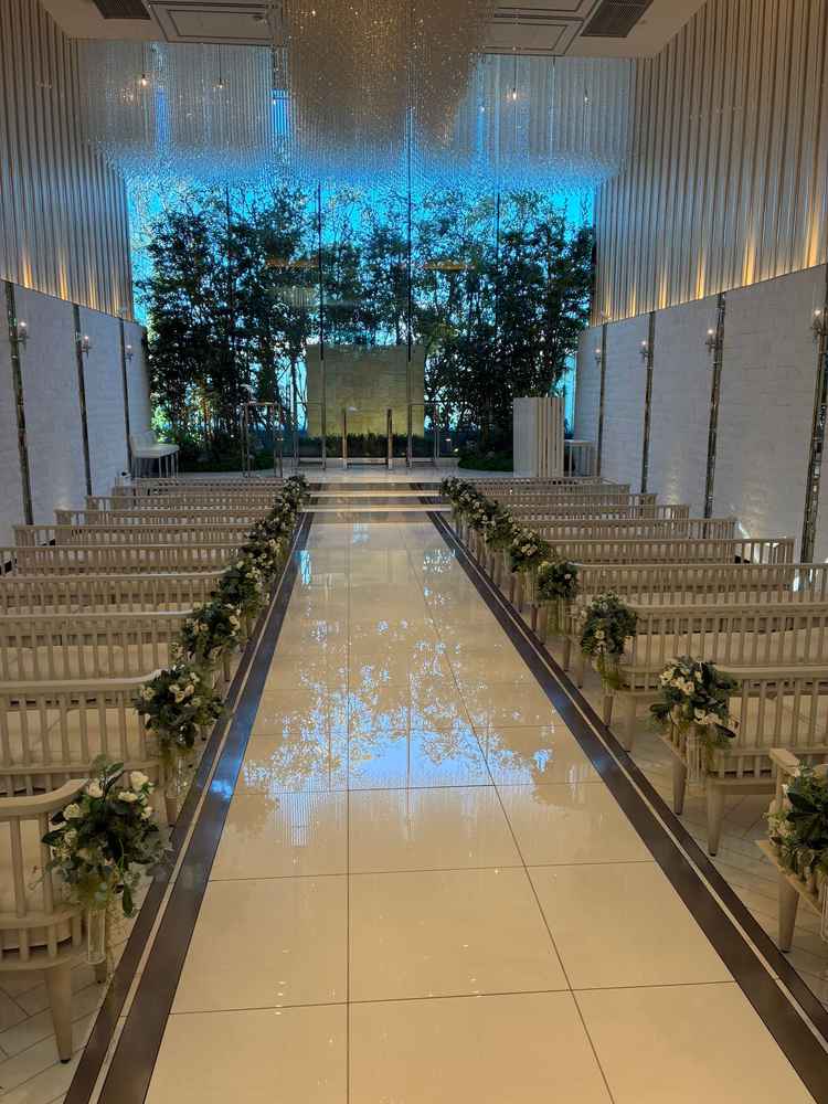 大理石や緑が綺麗なチャペルです