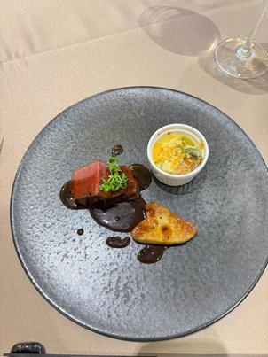 試食のメイン料理です。牛肉とフォアグラのみでなく、カボチャのグラタンも非常に美味しかったです。