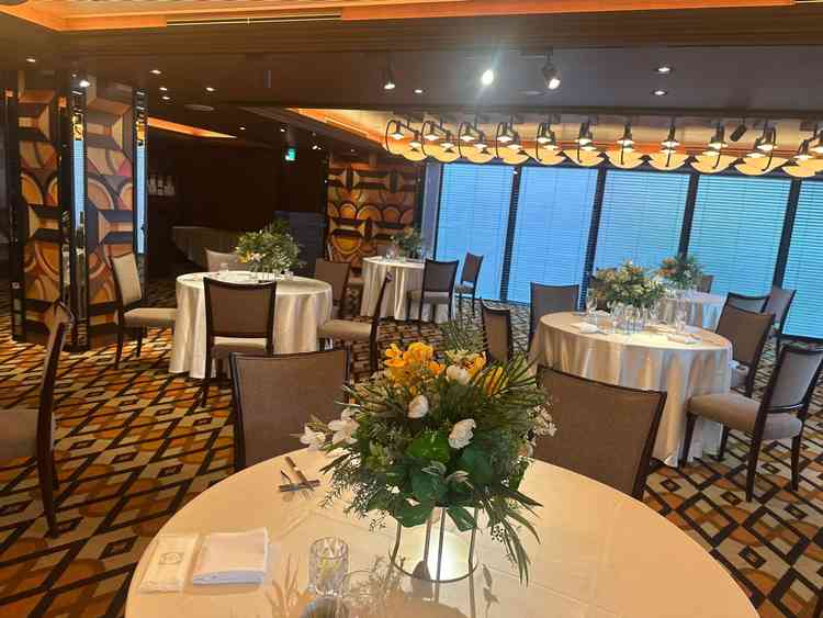 披露宴会場② 天井は低めだが、モダンな雰囲気。