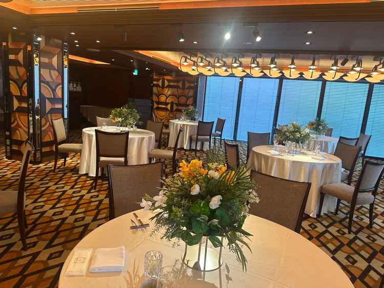 披露宴会場② 天井は低めだが、モダンな雰囲気。