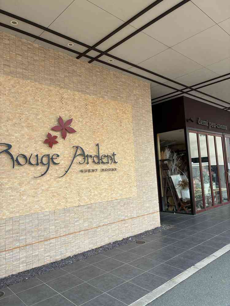 店の門の前です。