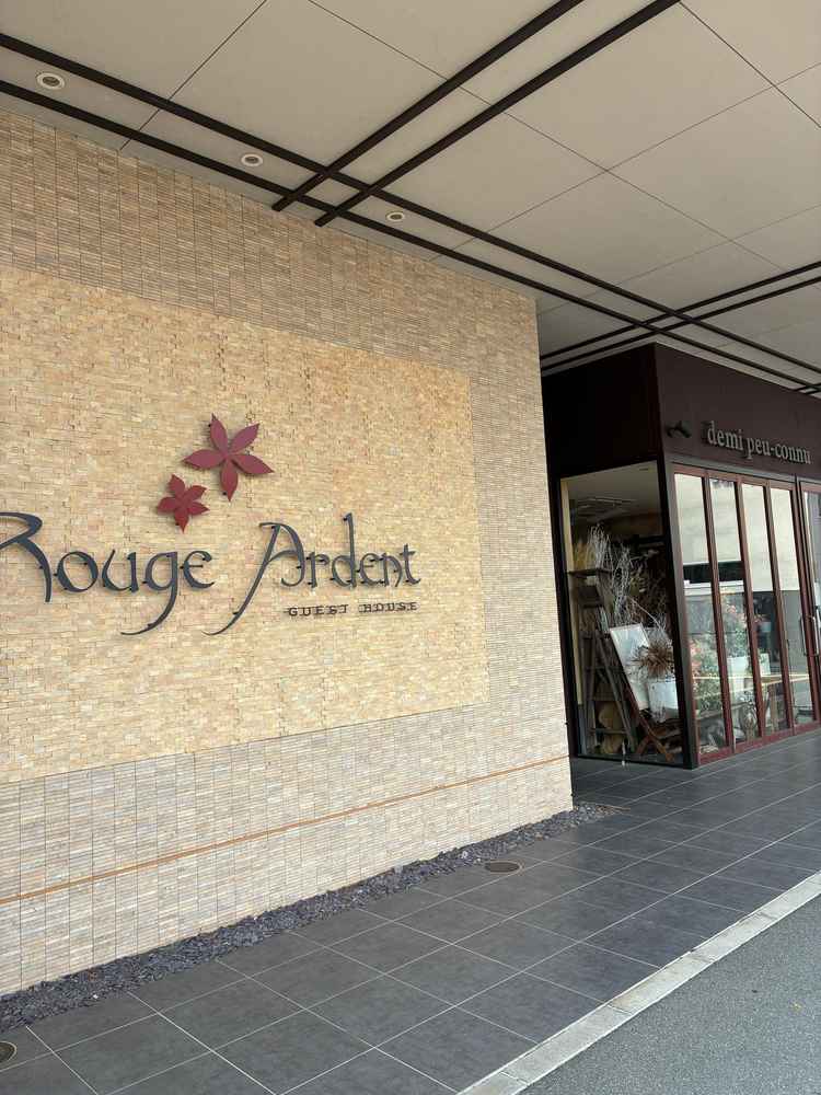 店の門の前です。