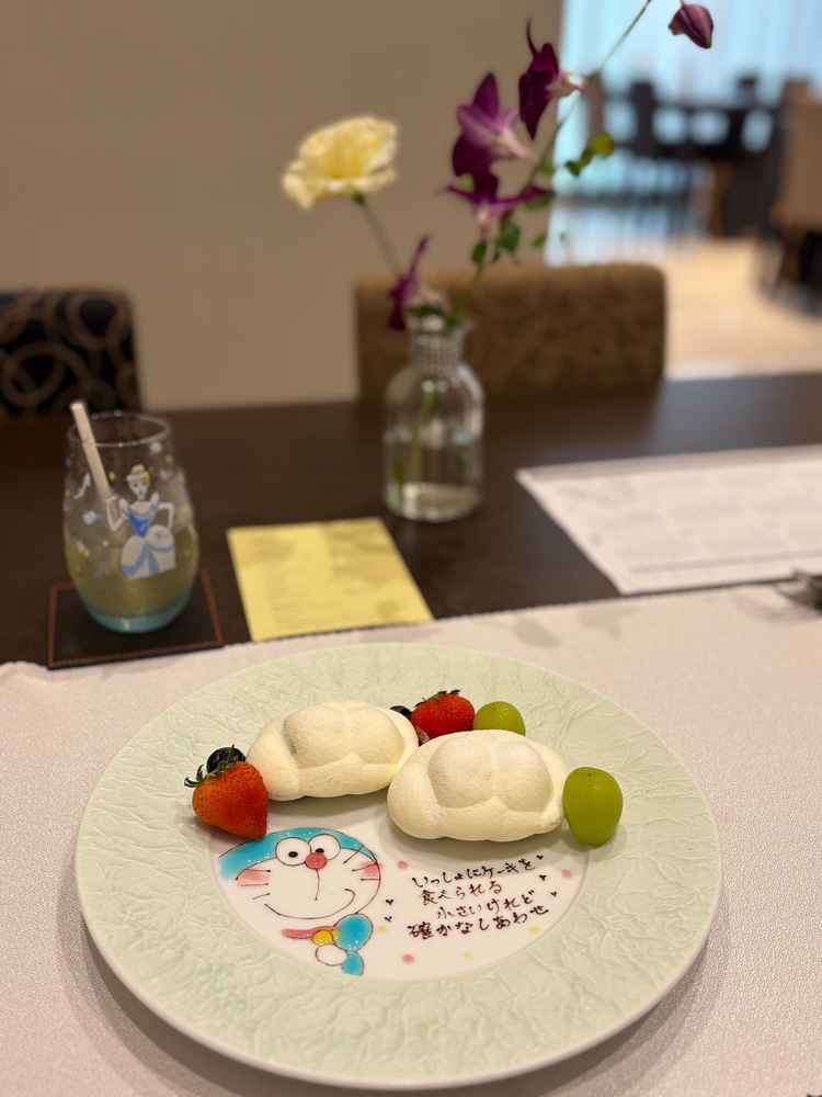 デザートのケーキ。抹茶味でした。