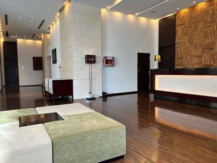 高級感のあるロビー。ホテルのような内観はおしゃれで落ち着いた雰囲気が広がっていた。