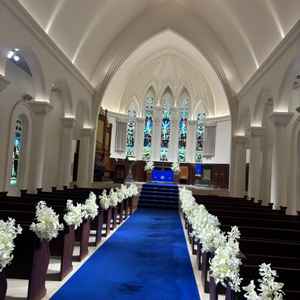 チャペル後方からの写真。ブルーのバージンロードがとても綺麗でした。