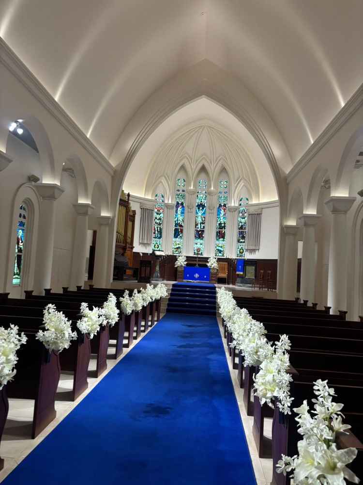 チャペル後方からの写真。ブルーのバージンロードがとても綺麗でした。