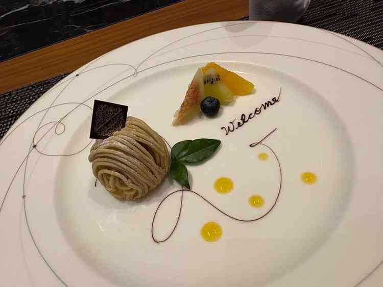 デザートはモンブランかチーズケーキか選べたのでモンブランを選びました。甘すぎず美味しかったです