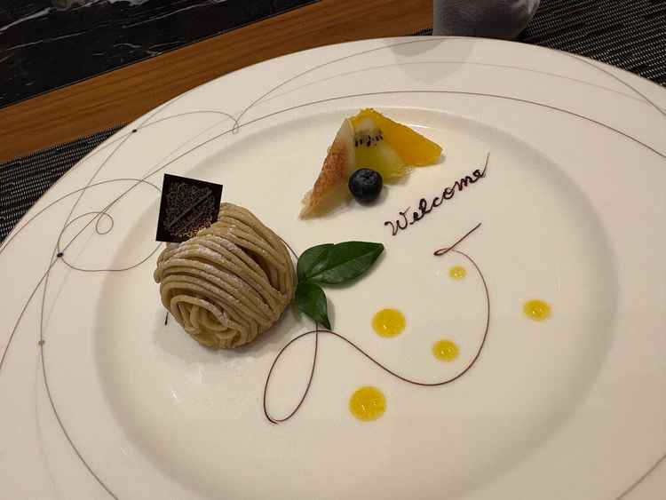 デザートはモンブランかチーズケーキか選べたのでモンブランを選びました。甘すぎず美味しかったです