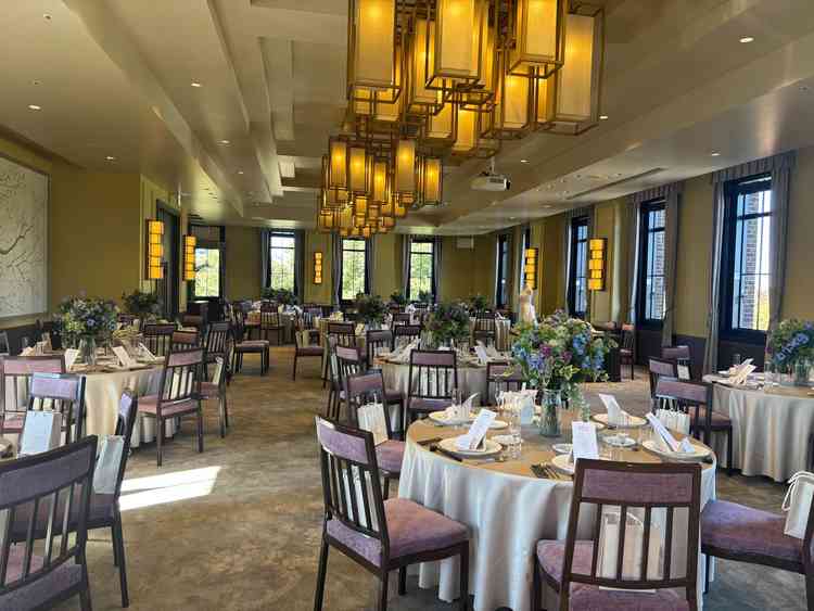 披露宴会場。縦長で端のゲストは見にくいと感じた。