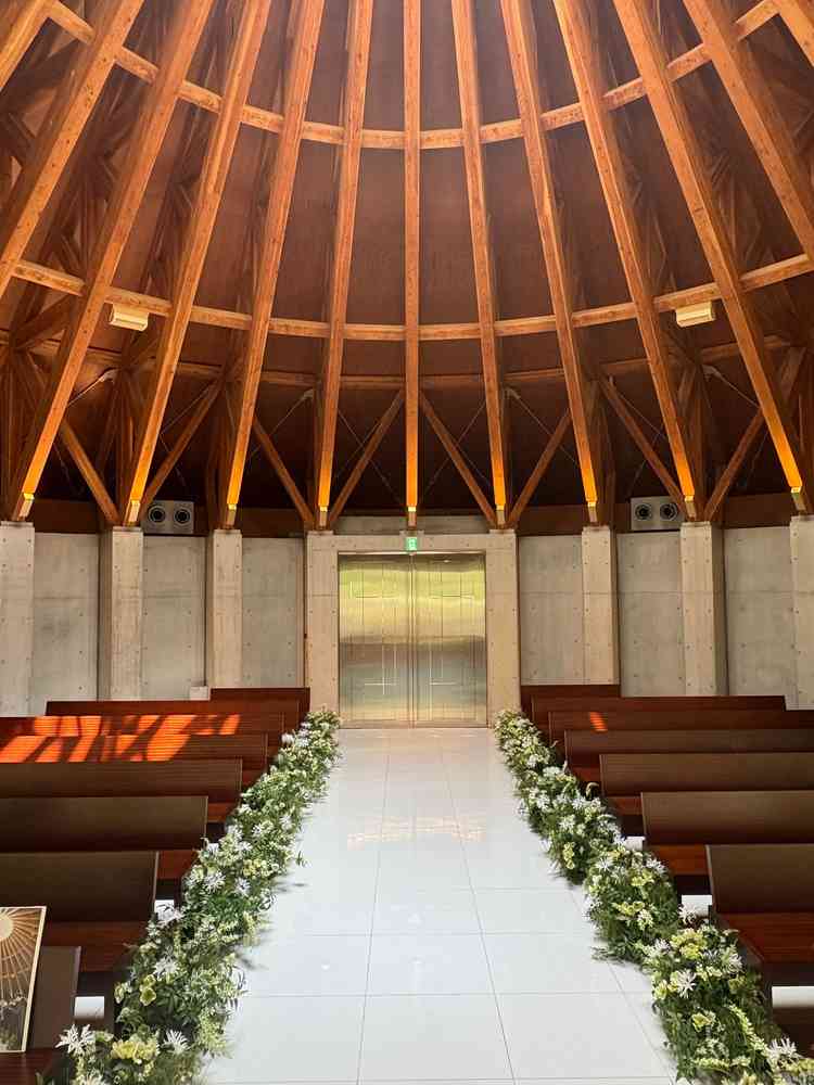 チャペルでの祭壇からの写真。自然光が天井から入りドレスが映えそうな会場でした。