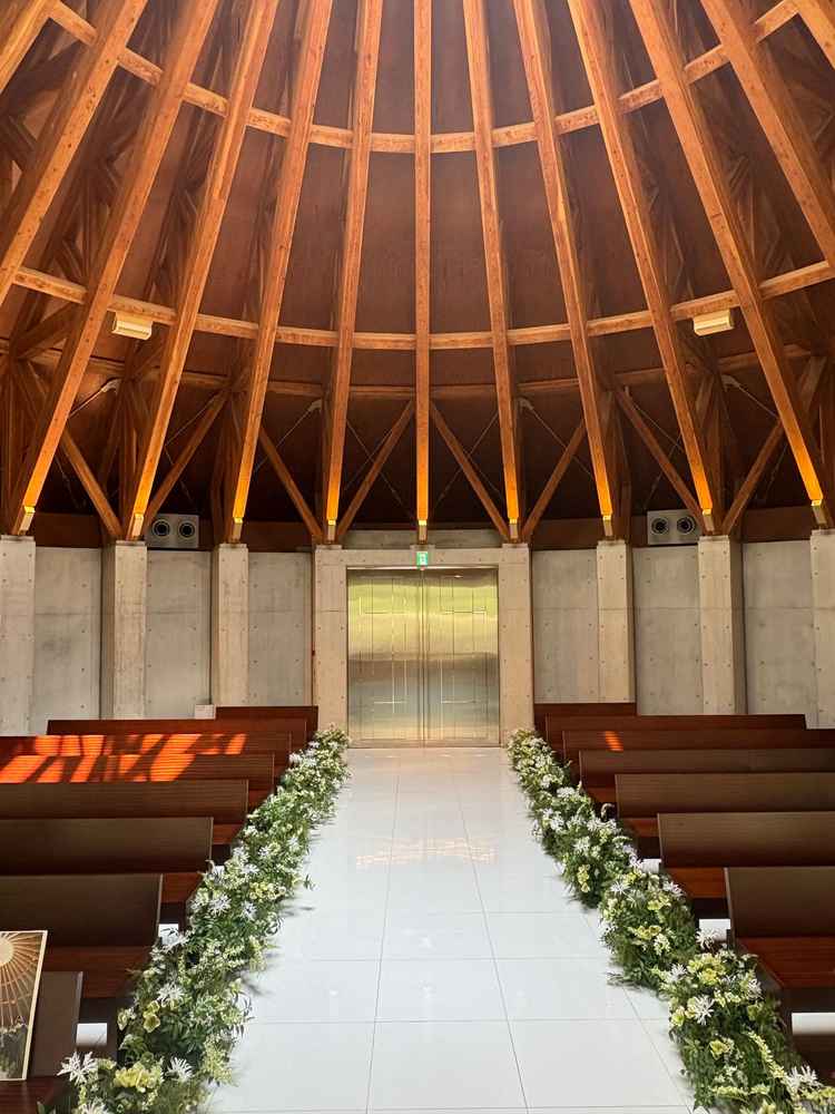 チャペルでの祭壇からの写真。自然光が天井から入りドレスが映えそうな会場でした。