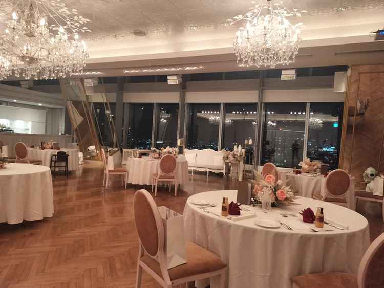 横長作りの披露宴会場はゲストと程よい距離感で過ごせそうでした。