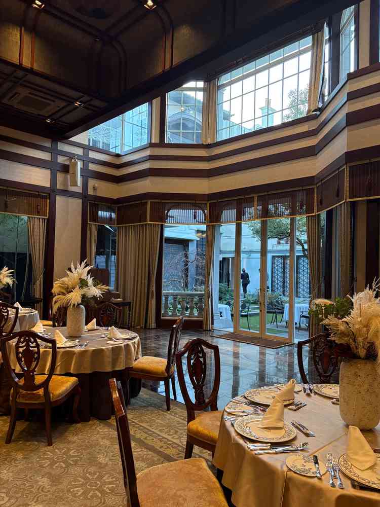 披露宴会場の鳳明。金を主体とした色使いで広くゴージャスな雰囲気。テラスから入場もできるよう。