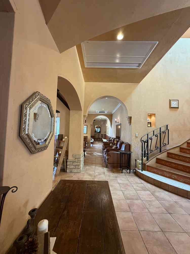 ロビーの写真。アンティークな感じで床も階段も可愛い。