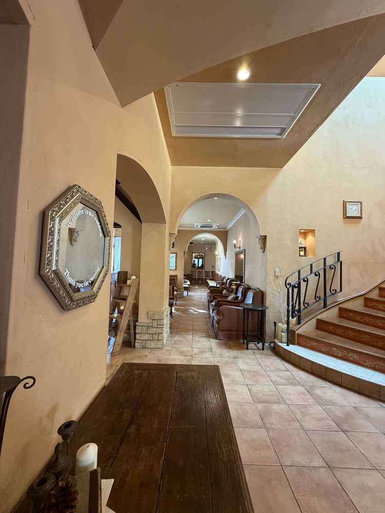 ロビーの写真。アンティークな感じで床も階段も可愛い。