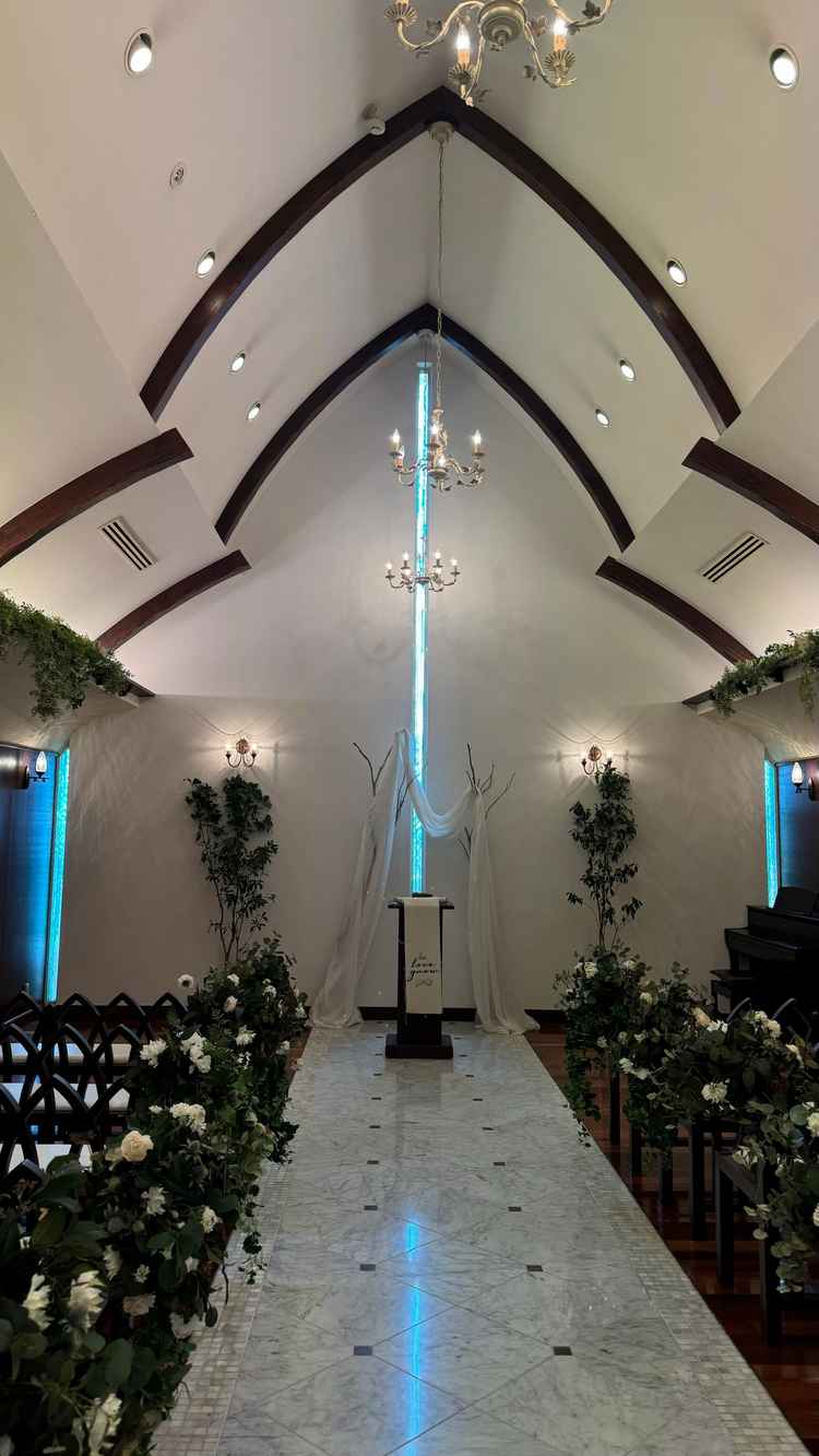 外が見えるとか、開放感はあまりなく森の中の小さなチャペルという感じ。