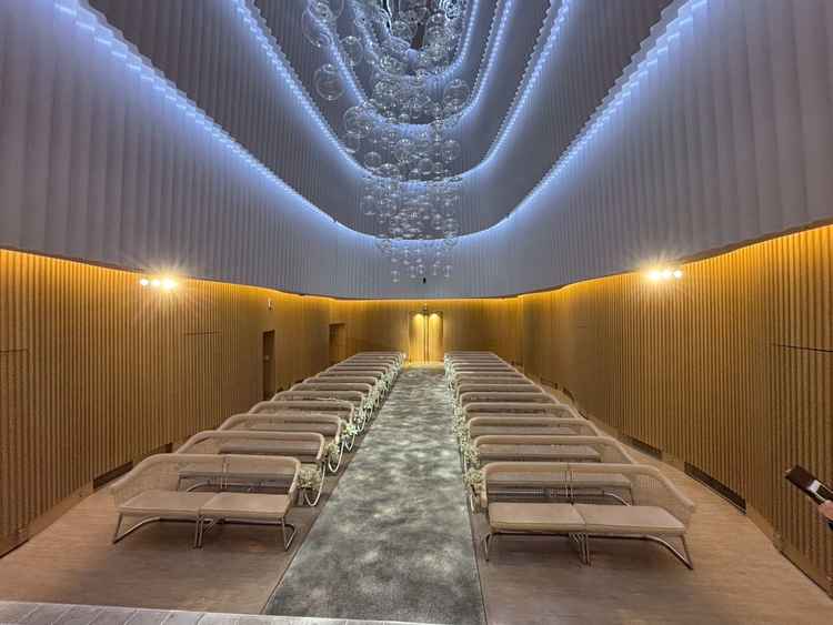 新郎新婦が立つところからの参列者側の景色。海の中を思わせる唯一無二な素敵なバージンロード。