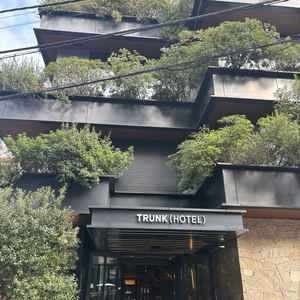 正面玄関。緑が多くモダンな感じ。