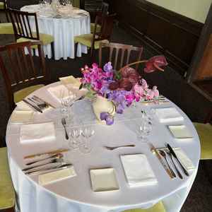 お花は完全オーダーメイドで式の雰囲気に合わせて作って頂ける。テーブルクロスの色も変更可能。