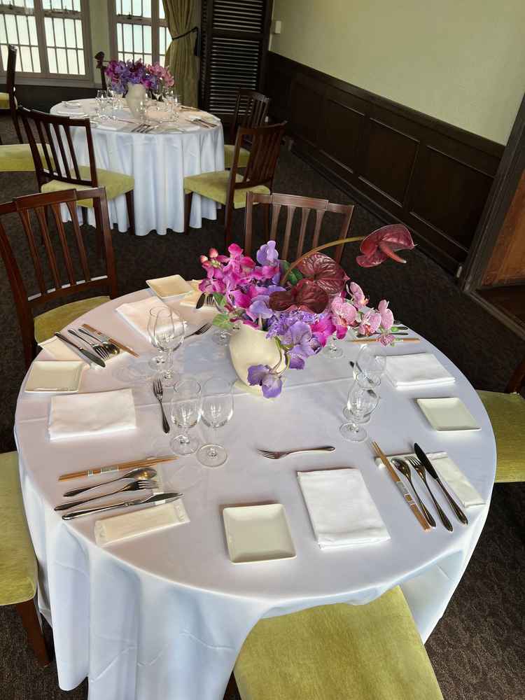 お花は完全オーダーメイドで式の雰囲気に合わせて作って頂ける。テーブルクロスの色も変更可能。